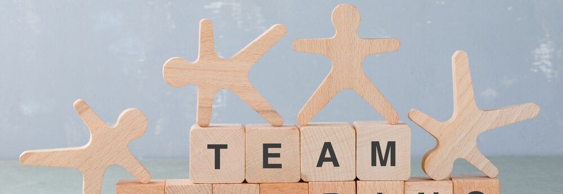Équipe en train de participer à une activité de team building innovante