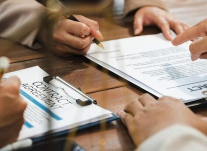 Dirigeant PME examinant des documents juridiques évolutifs