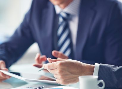 Réinventez vos réunions : pourquoi choisir un écran tactile en salle ?