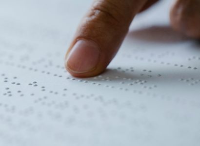 Comment garantir l’accessibilité de vos plaques de porte professionnelles ?