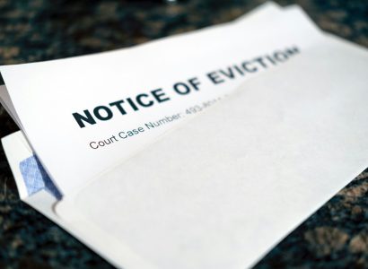 Dirigeant et bailleur : la procédure d&rsquo;expulsion d&rsquo;un locataire en cinq étapes, du premier impayé au départ