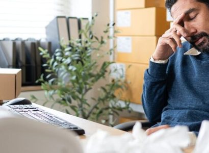 Chef d'entreprise PME analysant un dossier d'appel d'offres public complexe