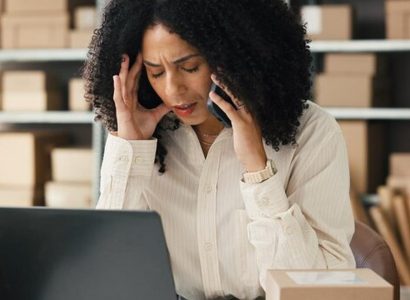 Dirigeant PME inquiet devant son ordinateur avec cadenas numérique