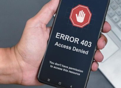 Smartphone affichant une icône de réseau barrée symbolisant le blocage des réseaux sociaux