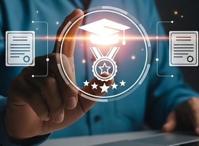 Professionnel tech passant une certification IA sur ordinateur