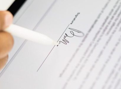 Signature d'un contrat de cession de créance sur un bureau professionnel