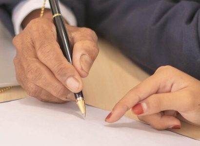 Signature d'un contrat commercial B2B avec focus sur les clauses juridiques