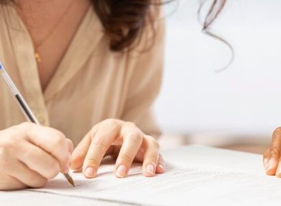 Deux professionnels signant un contrat B2B avec une clause de révision de prix