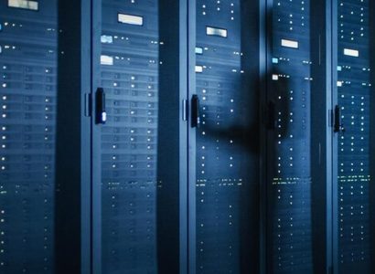 Directeur informatique analysant la gouvernance IA sur écran