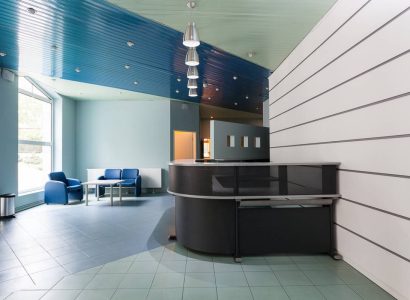 Conception de banques d&rsquo;accueil sur mesure : de l&rsquo;espace vide à l&rsquo;identité affirmée de votre entreprise
