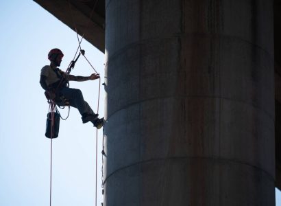 Travail en isolement : repensez la sécurité grâce aux technologies PTI