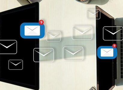 Illustration d'une personne qui lit un email professionnel avec des erreurs visibles