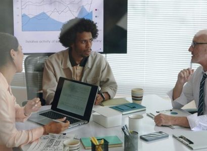 Réunion d'équipe marketing discutant de stratégie de contenu et de cohérence de marque