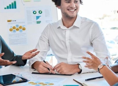 Equipe marketing analysant la cohérence de marque sur écran