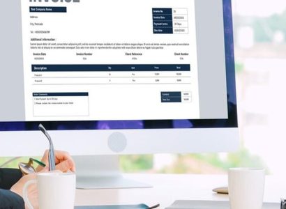 Professionnel examinant une facture avec des pénalités de retard