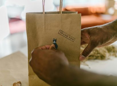 Comment les autocollants personnalisés renforcent la stratégie de marque des entreprises