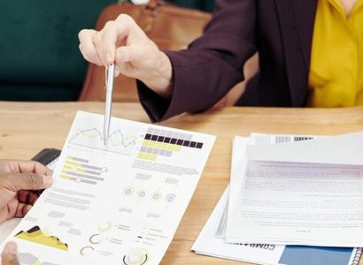 Contrat de portage salarial avec loupe révélant frais cachés
