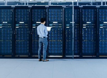 Équipe technique analysant des acronymes IA comme le RAG et le fine-tuning sur écran
