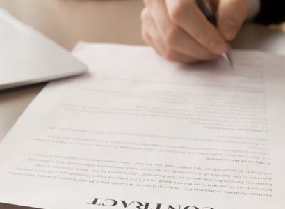 Signature d'un contrat de rémunération influenceur B2B à la performance entre deux professionnels