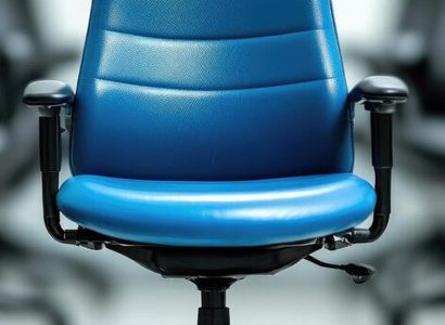 Chaise vide dans un bureau moderne illustrant un candidat absent le jour de l'embauche