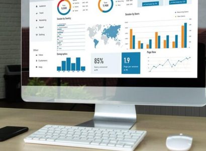 Différence entre SEO, SEA et SEM illustrée par un écran d'analyse marketing