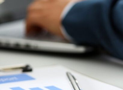 Calculatrice de paie et documents financiers sur un bureau