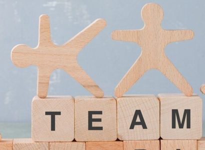 Équipe en train de participer à une activité de team building innovante