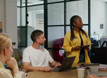 Dirigeants discutant stratégie actionnariat autour d'une table